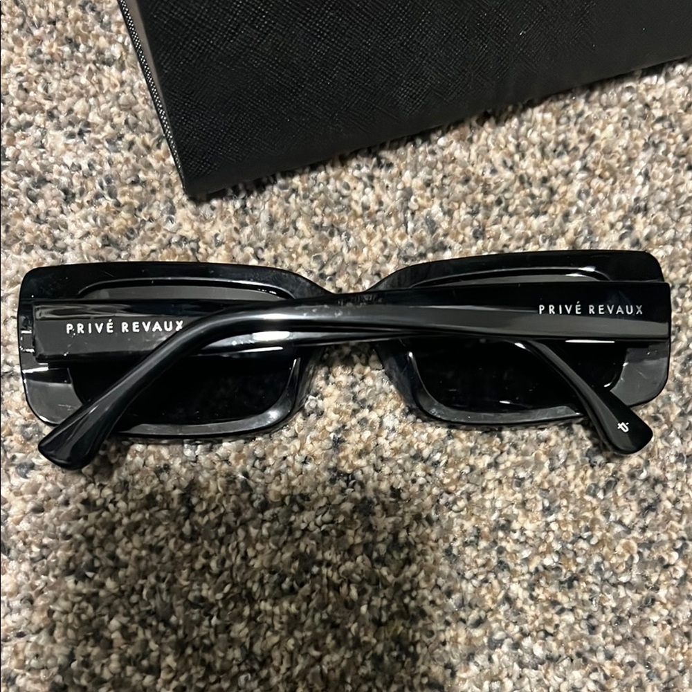 Bold Black Rectangular Sunglasses with Oversized Style - Picture 4 of 9